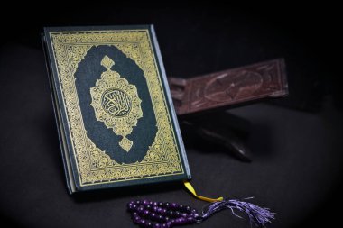 Kutsal Alkuran, Müslümanların kutsal kitabı ve camideki ahşap dua boncukları.