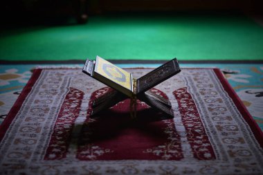 Kutsal Alkuran, Müslümanların kutsal kitabı ve camideki ahşap dua boncukları.