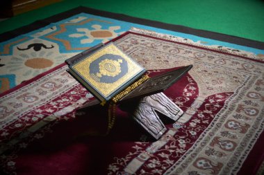 Kutsal Alkuran, Müslümanların kutsal kitabı ve camideki ahşap dua boncukları.