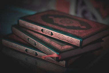 Kutsal Kur 'an, karanlık arka planda İslam' ın kutsal kitabı. 