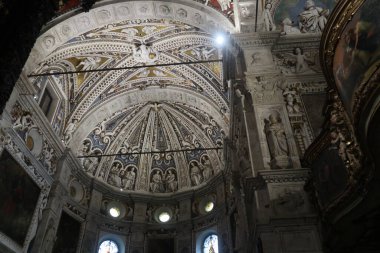 Kubbesi ve kilisesi olan güzel bir katedral manzarası, İtalya