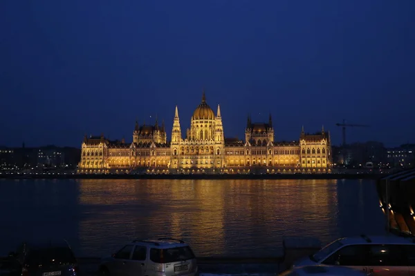 Budapeşte, hungary-Temmuz, 2019: Macar parlamento şatosu ve Danube nehri, Prag