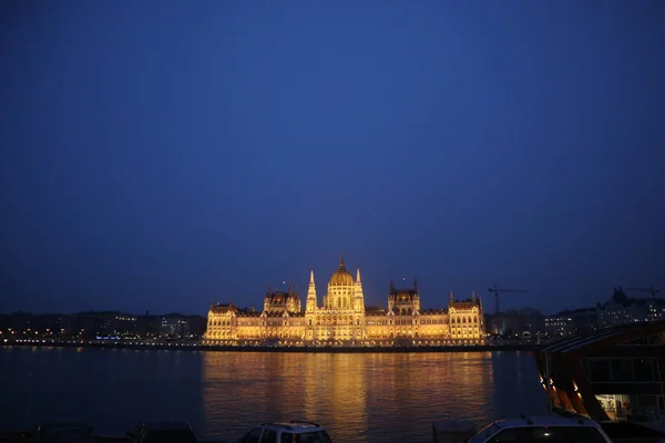 Budapeşte 'de nehrin üzerinde güzel bir gün batımı
