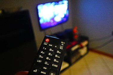 Arka plandaki bir masadaki uzaktan kumanda