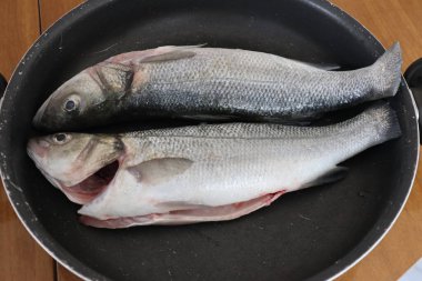 Mutfakta limonlu ve biberli taze balık.