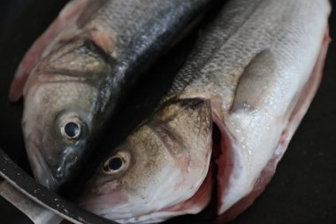 Masada taze çiğ balık.