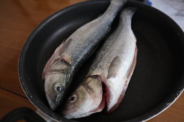 Gemide taze çiğ balık var.