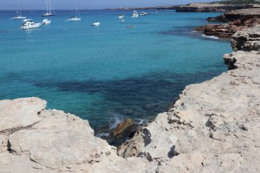 Deniz kıyısının güzel manzarası, Formentera, İspanya