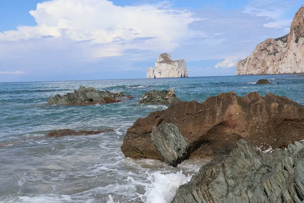 Kayalıklı ve dalgalı kayalık sahil, Sardunya