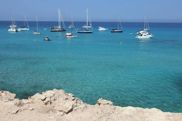 Deniz kıyısının güzel manzarası, Formentera, İspanya