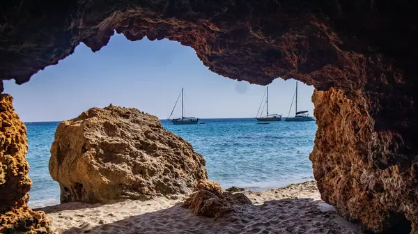 Cala pregonda plajı, menorka adası manzaraları.