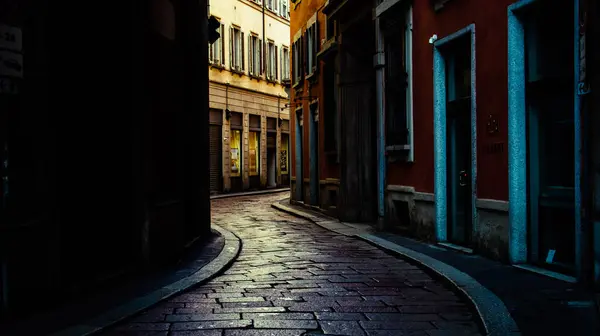 Eski şehrin dar sokağında Milano, İtalya