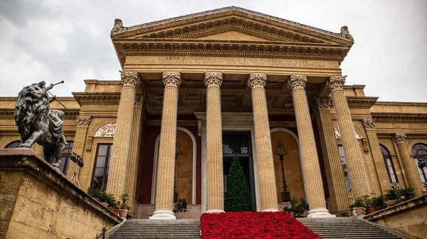 Palermo, İtalya Massimo tiyatrosunun girişi, opera binası çiçeklerle süslenmiş.