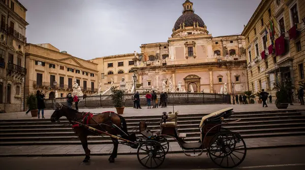 Palermo, İtalya - 18 Ocak, 22 Ocak Palermo 'nun arabası güneşli bir günde