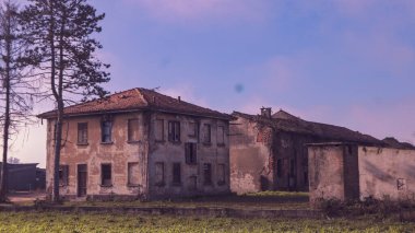 Köyde terk edilmiş bir ev.