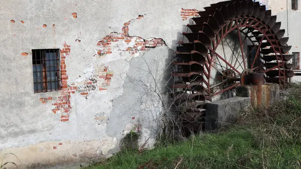 tuğla duvarlı eski ahşap pencere, eski değirmen, Itlay
