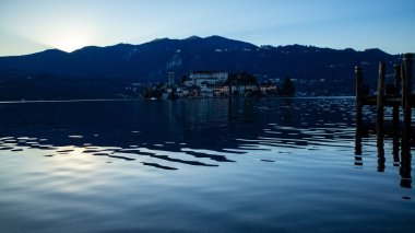 Arka planda dağlar olan güzel bir göl, Orta, İtalya