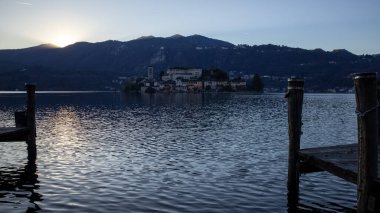 Arka planda dağlar olan güzel bir göl, Orta, İtalya