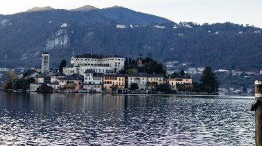 Gün batımında Orta göl manzarası, Itlay