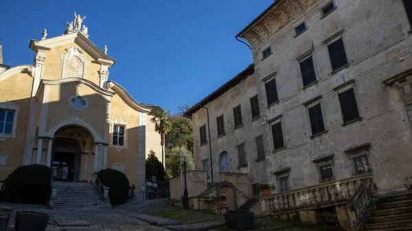 Orta San Giulio, Orta Gölü üzerindeki güzel köy, Piedmont (Piemonte), İtalya.