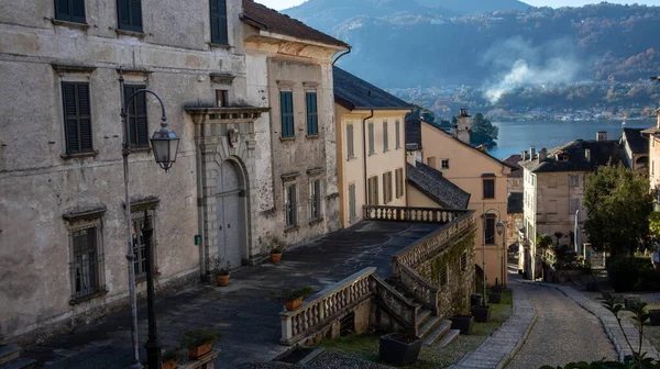 Orta San Giulio, Orta Gölü üzerindeki güzel köy, Piedmont (Piemonte), İtalya.