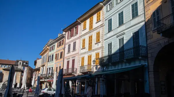 Orta Göl 'deki (Piedmont, Kuzey İtalya) dünyaca ünlü Orta San Giulio adası Sacro Monte di Orta' nın tepesinden görüldü. UNESCO Dünya Mirası Alanı