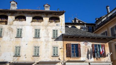 Orta Göl 'deki (Piedmont, Kuzey İtalya) dünyaca ünlü Orta San Giulio adası Sacro Monte di Orta' nın tepesinden görüldü. UNESCO Dünya Mirası Alanı