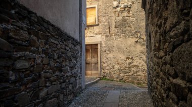 Orta San Giulio manzaralı manzara, Orta Gölü 'ndeki güzel köy, Piedmont (Piemonte), Italya.