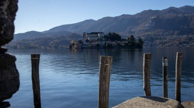 Orta San Giulio manzaralı manzara, Orta Gölü 'ndeki güzel köy, Piedmont (Piemonte), Italya.