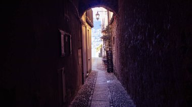 Orta San Giulio manzaralı manzara, Orta Gölü 'ndeki güzel köy, Piedmont (Piemonte), Italya.