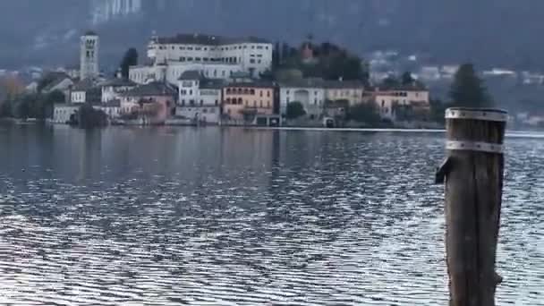 意大利奥塔湖畔的一座意大利小镇Orta San Giulio的美丽景色 平静的水和夏日的激情 旅行和度假漫游欲望概念 — 图库视频影像