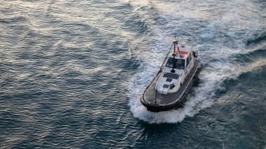 Bir deniz teknesi manzarası