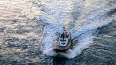 Tekne suyun içinde.