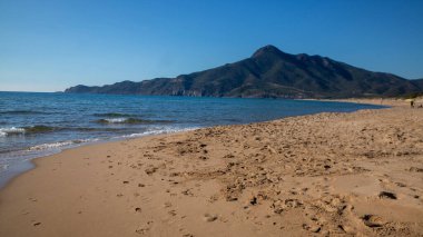 İspanya 'nın Cordoba adasının dağlarındaki sahil ve kumsal.