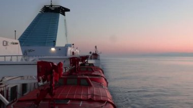 Günbatımında yolcu gemileri