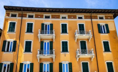 Venedik, İtalya 'nın tarihi binasının renkli pencereleri.