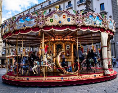 Viyana, Avusturya - Ağustos 310, 2016: Ünlü eski Viyana şehir sokağı manzarası.