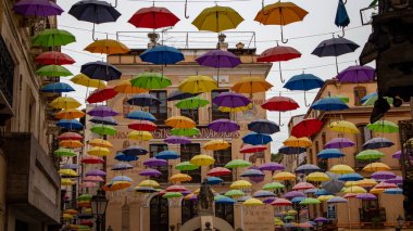 Valencia, İspanya sokaklarında şemsiyeler ve şemsiyeler