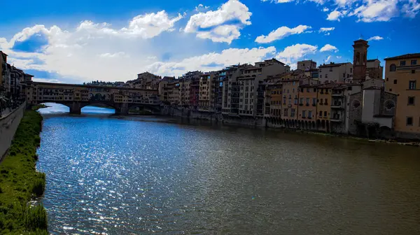 Ponte Vecchio, İtalya, Floransa 'daki Arno nehri üzerinde.