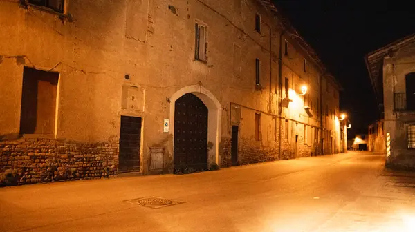 Eski bir kasabanın gece manzarası
