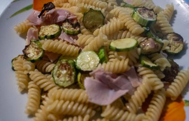 etli ve sebzeli makarna