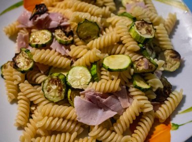 Tabağında sosis olan lezzetli, taze makarna.