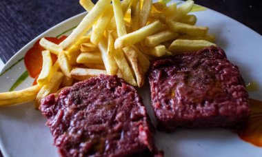 Patates kızartmalı biftek.