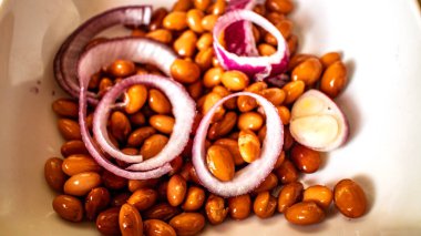 Tabakta taze kırmızı soğanlar