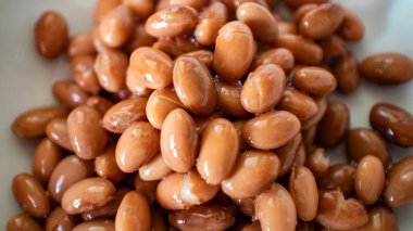 Cam kasede bir sürü tuzlu badem var..