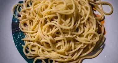 İtalyan makarna peynir sos ile