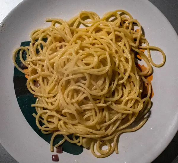 Domates soslu spagetti ve parmesan peyniri.