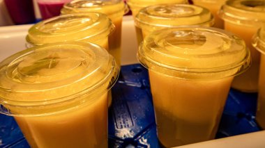 Plastik bir kapta ev yapımı limon suyu..