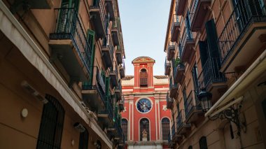 Valencia, İspanya 'daki eski binanın ön cephesi.