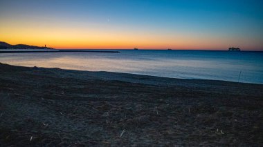 Denizin üzerinde güzel bir gün batımı